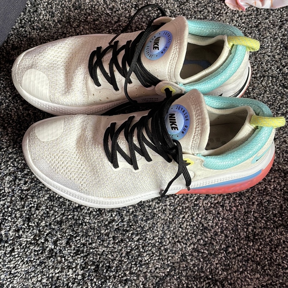 Woman’s 8.5 Nike shoes